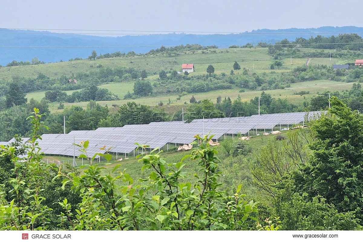 台風通過後の太陽光パネルを清掃するAIロボット